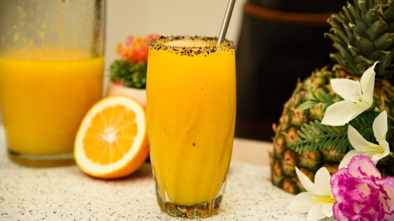 Deliciosos jugos tropicales con frutas exóticas frescas